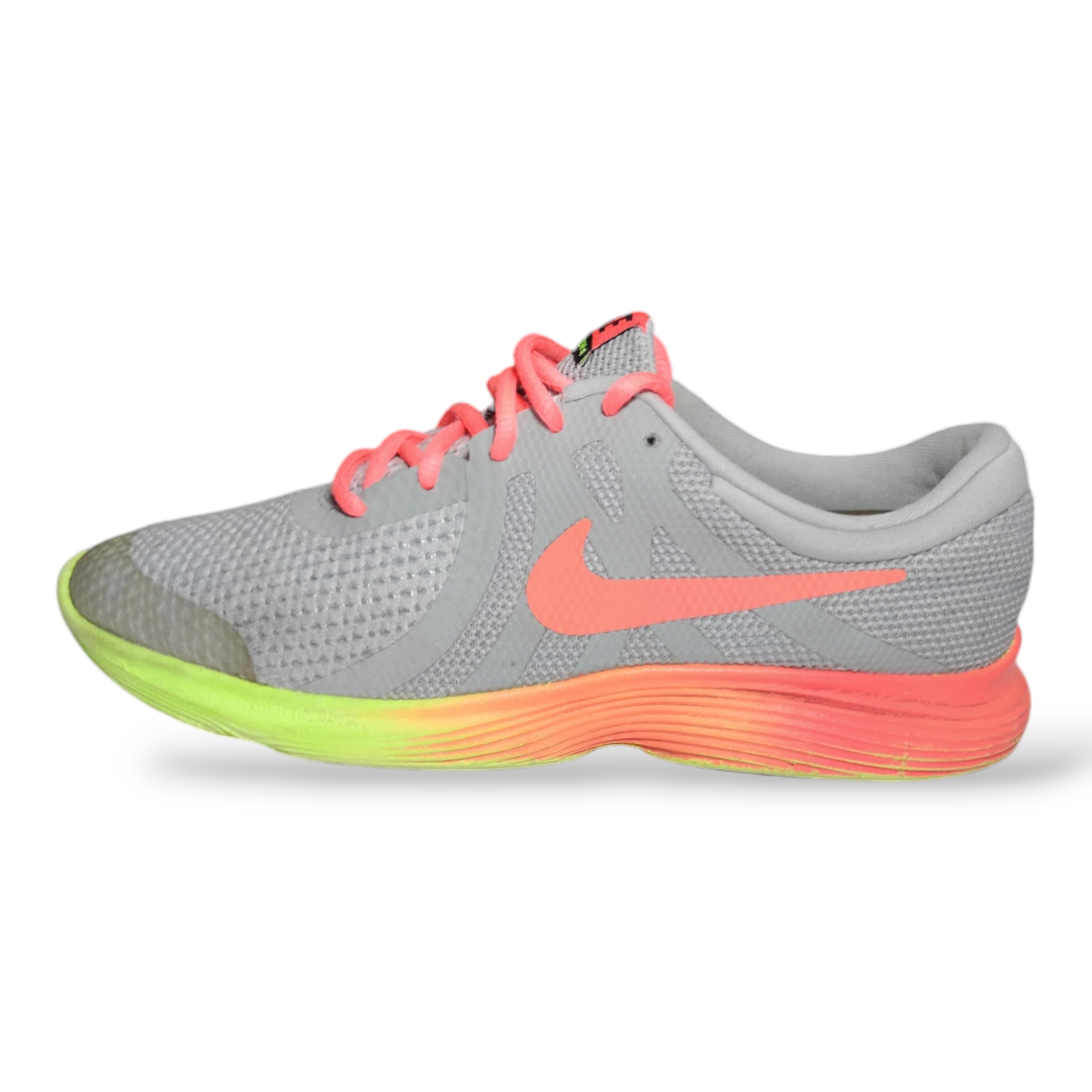 Nike Revolution 4