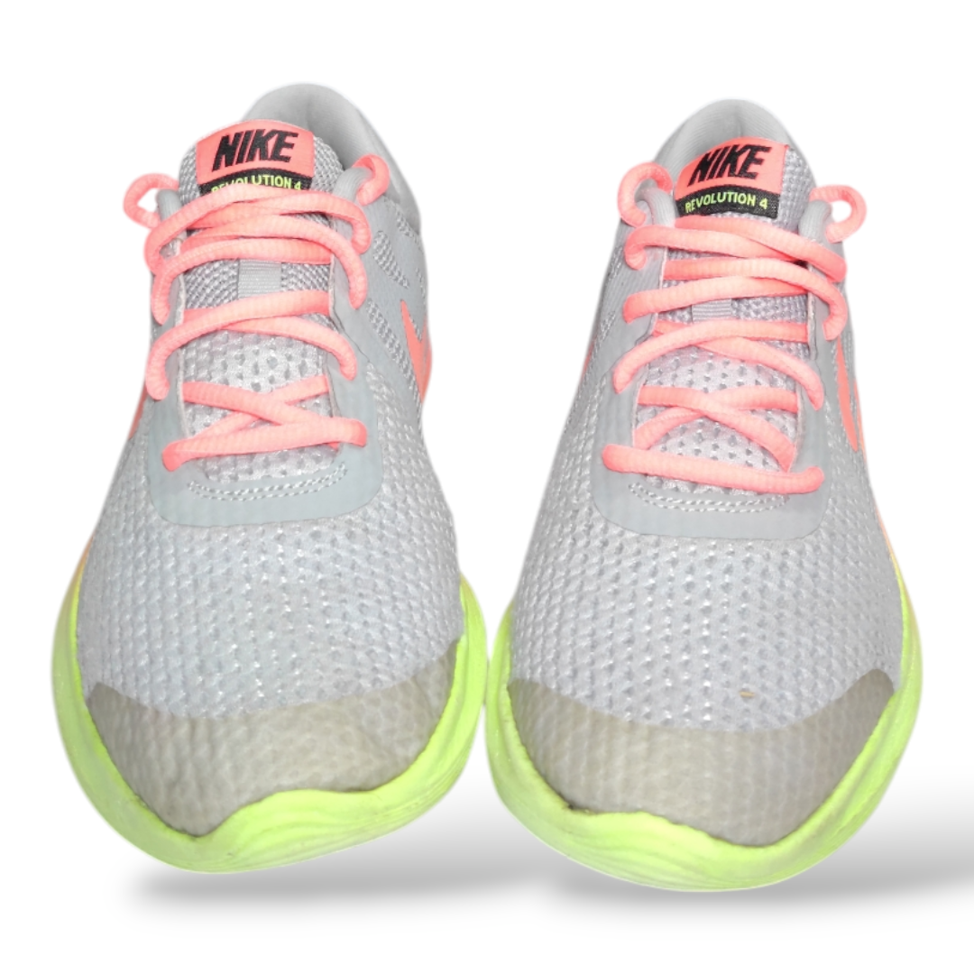 Nike Revolution 4