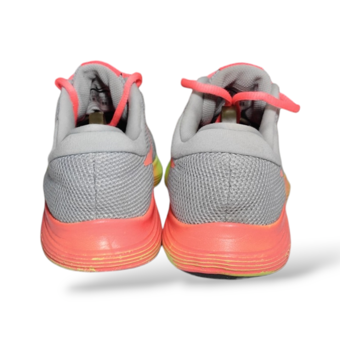 Nike Revolution 4